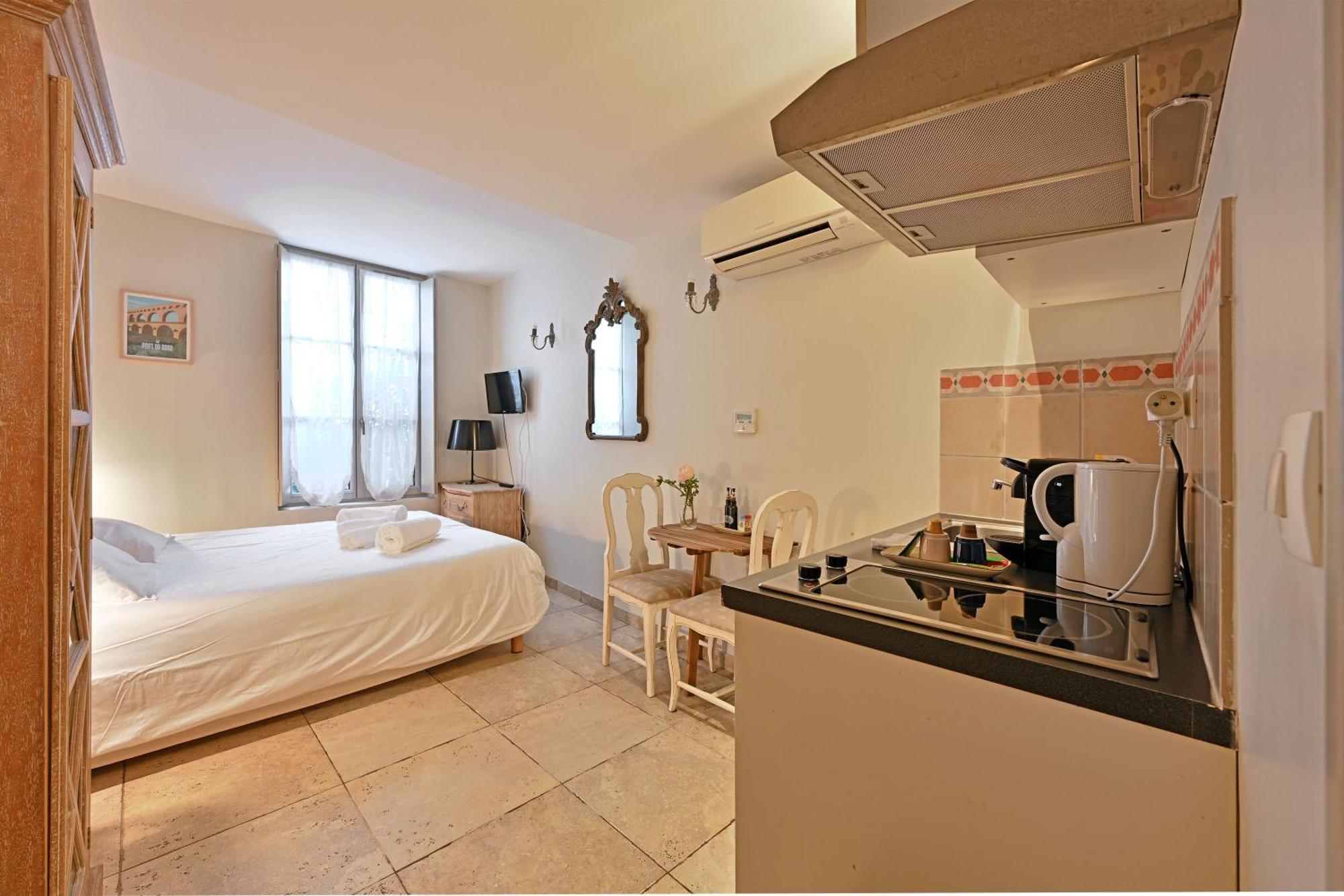 Au Coeur Des Papes, Dans Batisse De Charme Studios & Appartements En Coeur De Ville Avignon Exterior photo